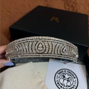 Brand new never worn, beautiful tiara